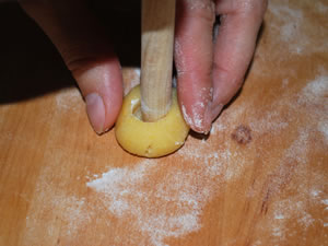 Mulde mit dem Kochlöffelstiel hineindrücken