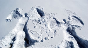 schneeengel Spiele im Schnee