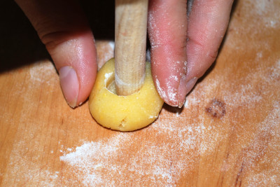 Mulde mit dem Kochlöffelstiel hineindrücken