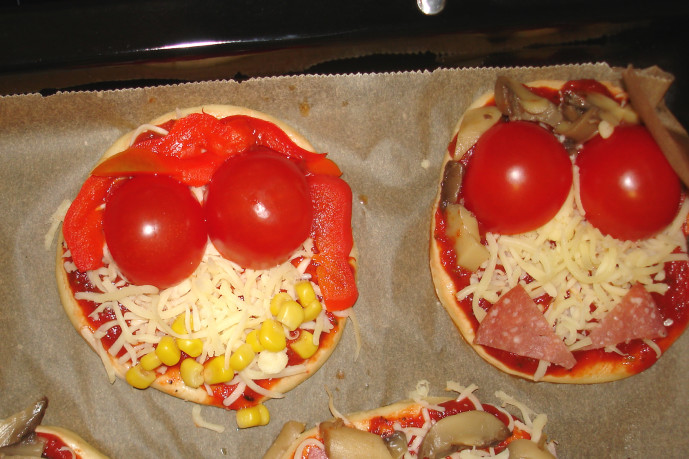 Pizzagesichter backen - Kinderspiele-Welt.de