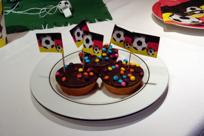 Fußballmuffins mit Fähnchen