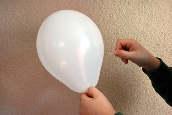 Luftballons knallen lassen