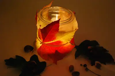 Lampe mit Herbstblättern