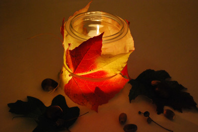 Windlicht mit Herbstblättern