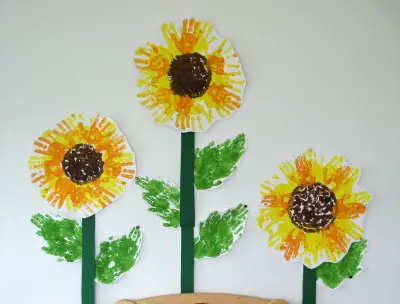 Sonnenblumen aus Handabdrücken