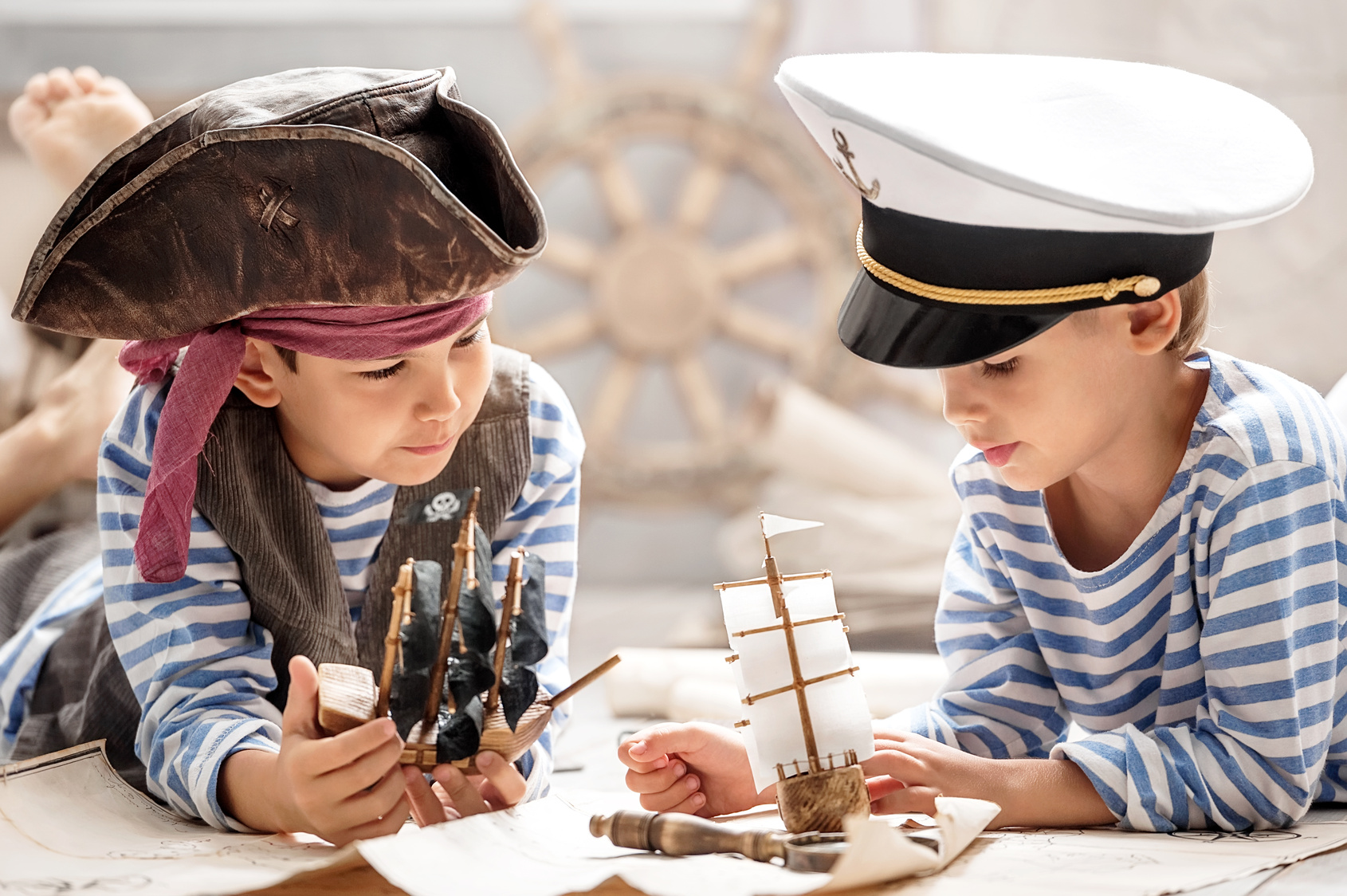 Игры дети корабли. Дети играют в пиратов. Корабль для детей. Парусник для детей. Мальчишки моряки.