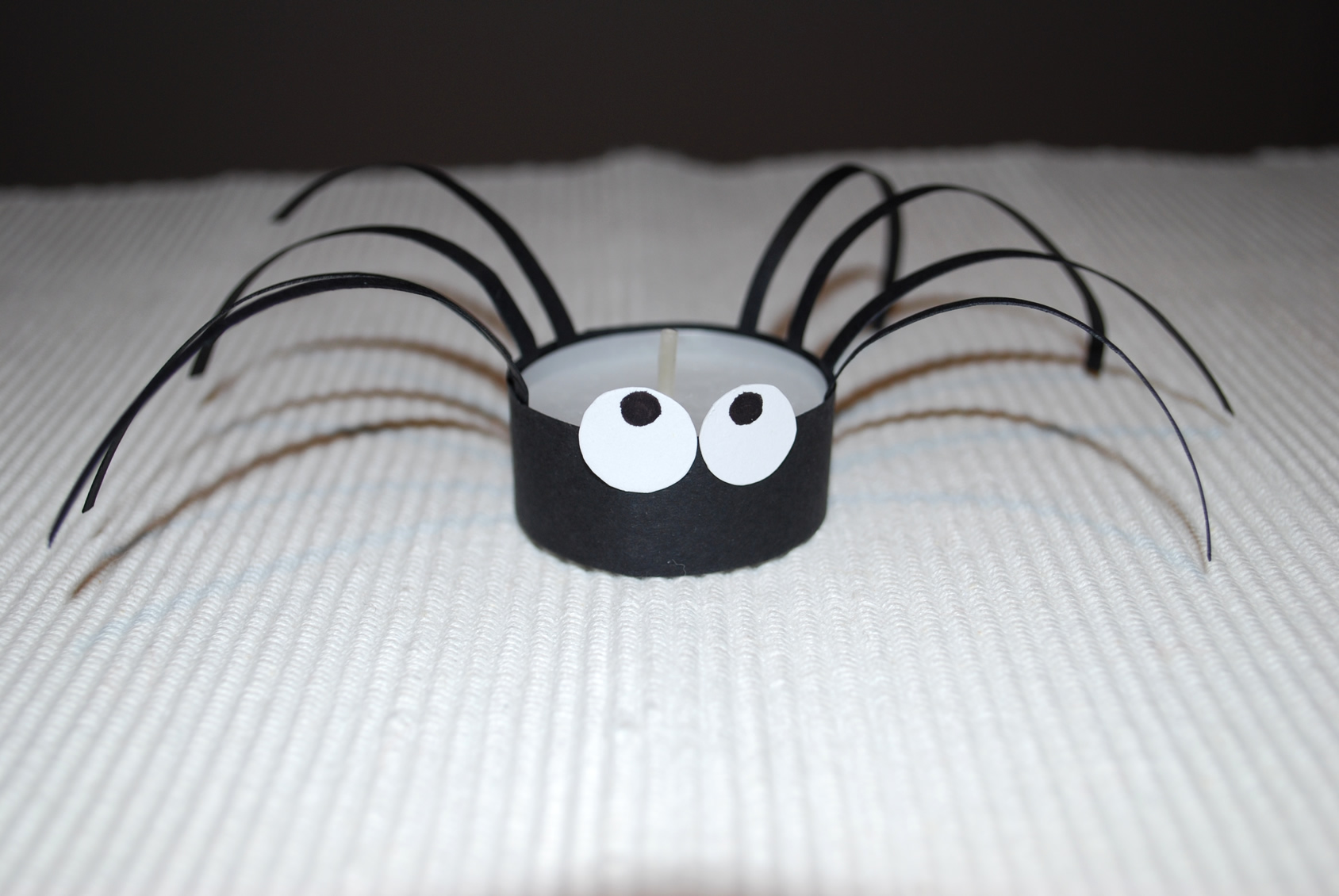 Spinne aus Klorolle basteln - Kinderspiele-Welt.de