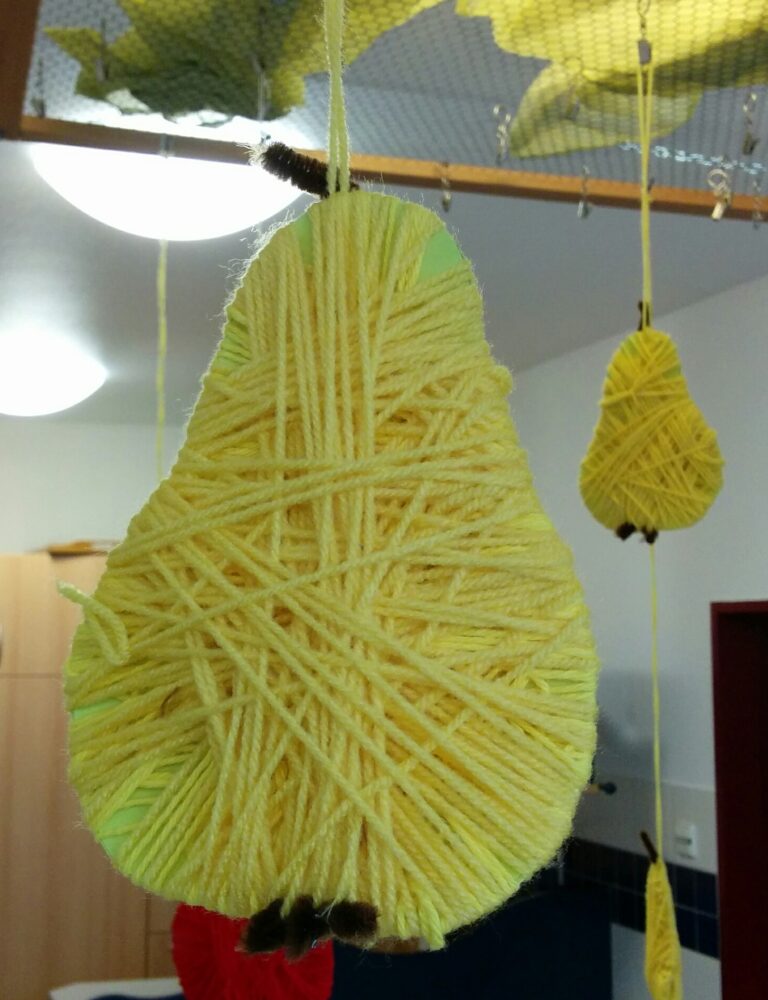 Apfel und Birne basteln mit Papier und Wolle - Kinderspiele-Welt.de