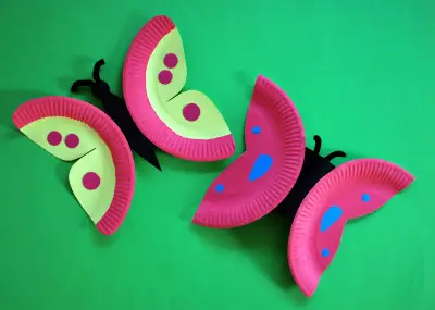 Schmetterlinge aus Papptellern